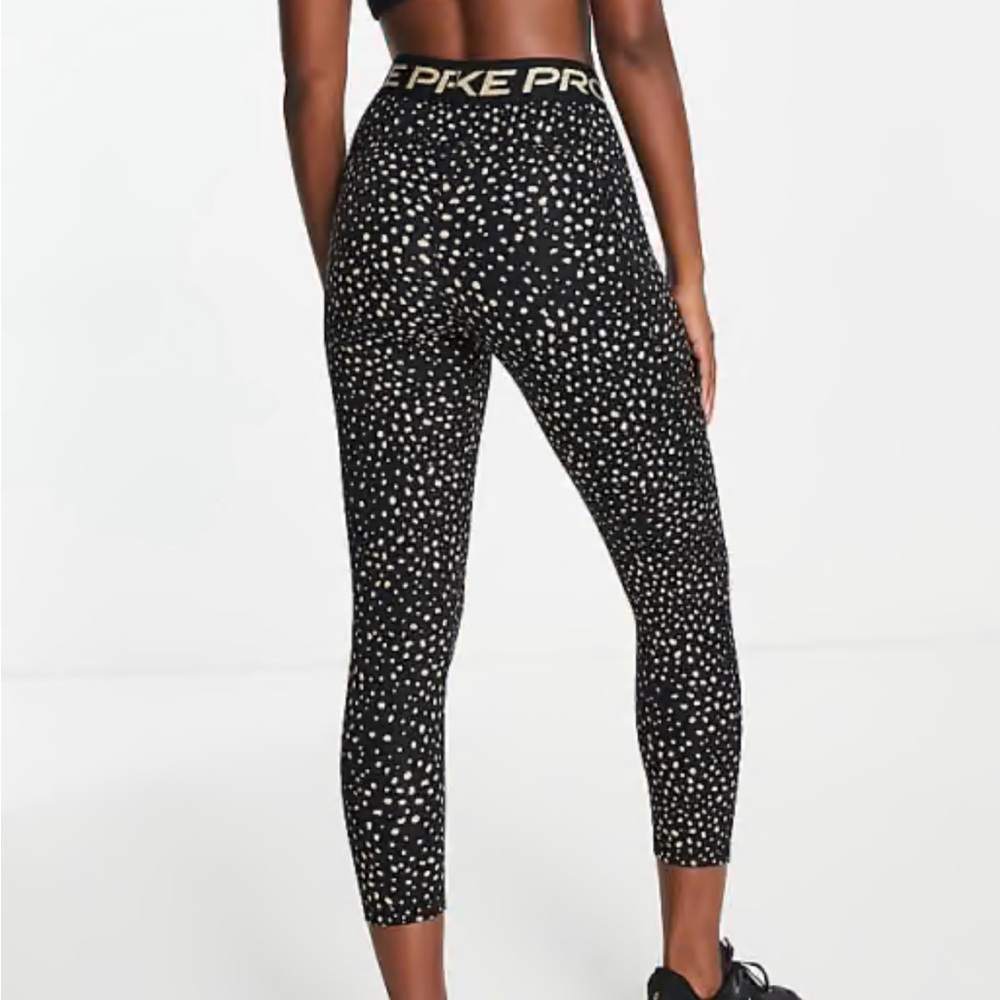 Nike Pro
Women's Mid-Rise Crop Leggings